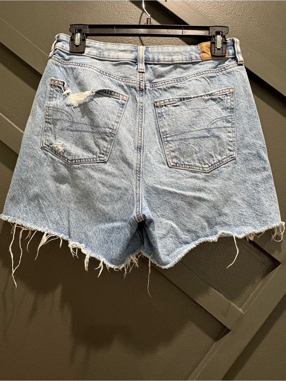 American Eagle Baggy Mom Shorts Light Wash Distressed Frayed Hem Size 4 - Picture 3 of 7